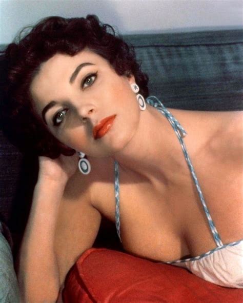 32 Glamorous Pictures Of Joan Collins In The 1950s Vintage Everyday