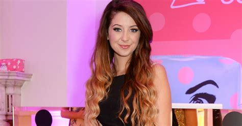 Zoella Apologizes For Past Offensive Tweets After They Were Resurfaced