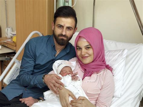 Dalam agama islam misalnya, orang muslim digalakkan untuk melaungkan azan pada bayi tersebut sekiranya bayi tersebut adalah lelaki. Ucapan Kelahiran Bayi Menurut Islam - Contoh Galau