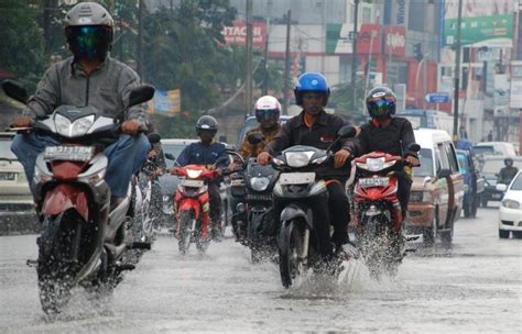 Berikut kami rangkumkan tips cara menguatkan sinyal 5g di hp android tanpa aplikasi baik di dalam ruangan atau di daerah terpencil. Tips Berkendara Saat Hujan Perhitungkan Pengereman - Autos.id