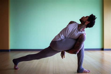 Houston Chronicle Yoga Challenge Day 18 Twisting Lunge