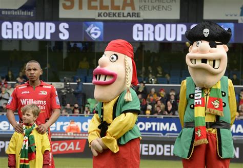 De winnaar is rechtstreeks geplaatst voor de @europaleague voorronde. Mascotte van KV Oostende net nu uit stadion gezet door ...