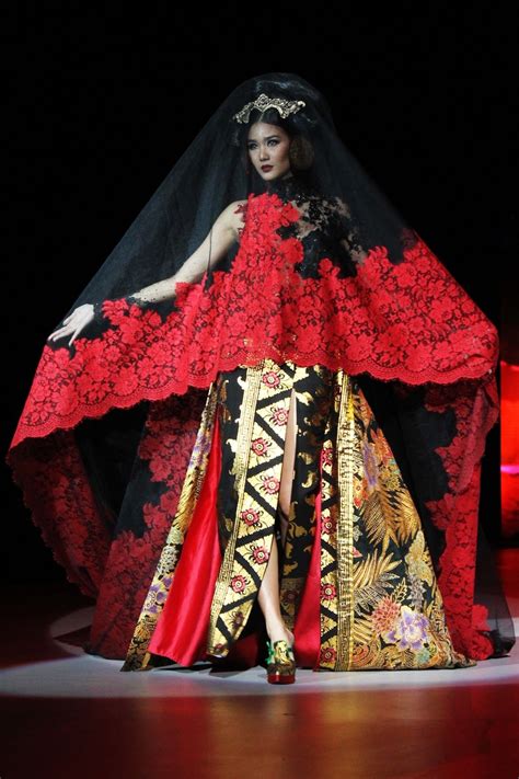 anne avantie fashion beautiful fabrics and fashion from indonesia batik fashion fashion show