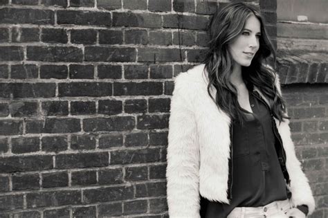 We zijn blij dat er weer concerten in de agenda staan! Iris Hond boeken of inhuren - Easybookings