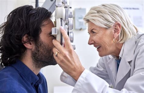 Médico com um cliente em teste de visão ou exame oftalmológico para