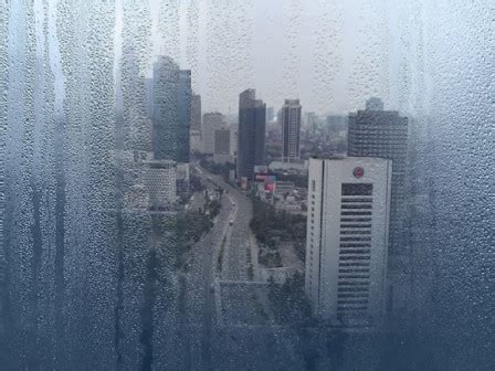 Waspada potensi hujan disertai kilat/petir di wilayah jaksel dan jaktim pada siang hingga sore hari. BMKG Prediksi Hari Ini Jakarta Diguyur Hujan - Beritajakarta.id