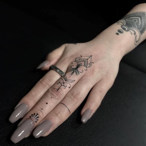 Tatuajes En Los Dedos Para Mujer ¡diseños Discretos Y Femeninos