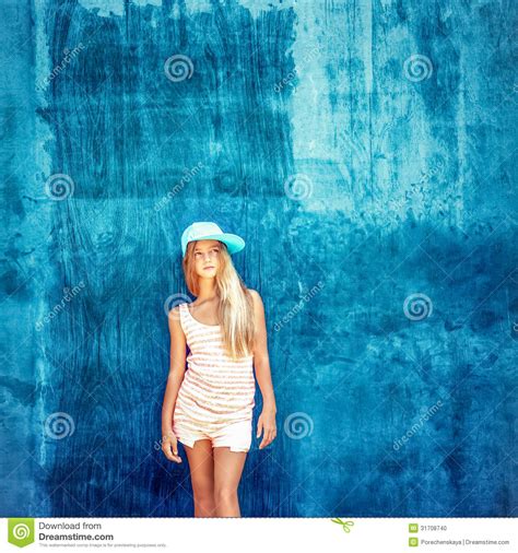 Tiener In Glb Met Een Blauwe Muur Stock Foto Image Of Schoonheid