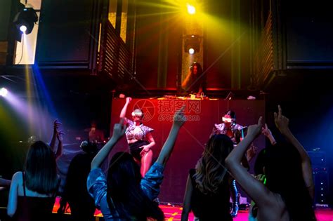 一群人在迪斯科夜总会跳舞高清图片下载 正版图片306623211 摄图网