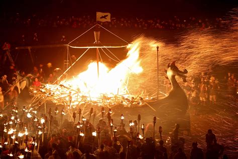El Espectacular Festival Vikingo Del Fuego En El Norte De Escocia