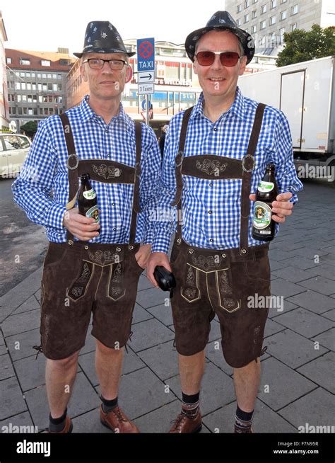 Oktoberfest In München Bayern Deutschland Zwei Touristen In