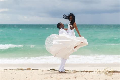 Love This Bride And Groom Pose At The Beach In Bahamas Grand Bahama