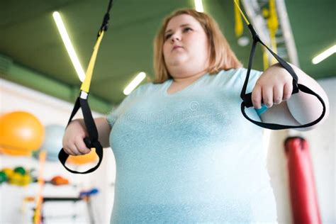 Mulher Excesso De Peso Que Exercita No Gym Imagem De Stock Imagem De Vergonha Peso