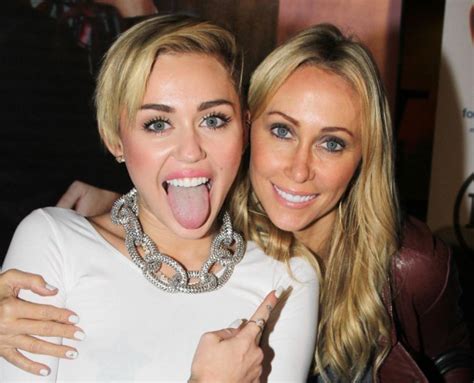 Singer Miley Cyrus Says Her Mom Lured Her Back Into Smoking Weed