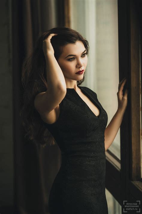 фотосессия в студии в москве девушка в черном платье с красными губами фото Classy Photography