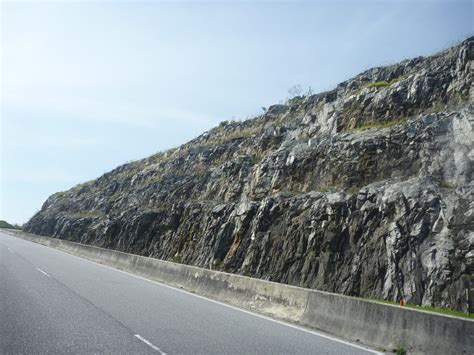 Bukit siguntang adalah situs bersejarah bagi masyarakat palembang. KISAH KAYUHAN KU: JELAJAH PENDAKIAN KE PUNCAK BUKIT PAKU