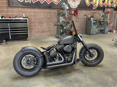 Flat handlebars, a stretched tank, bigger wheels with slim fenders and some other nice parts build the beauty . Pin de Derek Freudenberg em motorcycles | Motocicletas ...