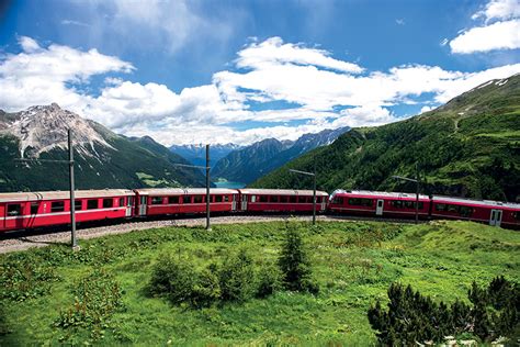 Découvrez notre sélection de photos de montagne suisse en édition limitée. Les Glaciers Suisses en Trains de Montagne - Départ Sud