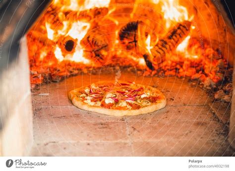 Pizza Mit Belag Im Heißen Steinofen Ein Lizenzfreies Stock Foto Von