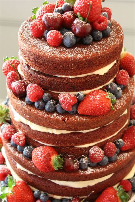 This elegant cake is usually served on christmas or valentine's day. Naked Cake Red Velvet with Cream Cheese and berries | My ...