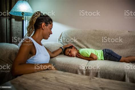 Madre E Hijo La Madre Ama Y Acaricia A Su Hijo Mientras Duerme Foto De