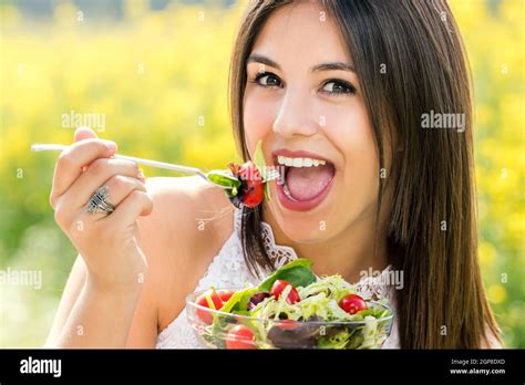 Face Close Up Shot Of Attractive Young Woman Eating Salade Verte à Lextérieur Fille Avec La