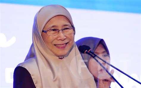 Wan azizah binti dato' dr. Wan Azizah penaung baru BAM ganti Rosmah | Free Malaysia Today