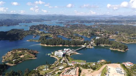 Colombia effectively achieved its independence from spain by 1819, and the country was recognized by the united states in 1822, when president monroe received a colombian diplomatic representative in washington. Guatape Colombia en El Peñón de Guatapé - "De rots van ...
