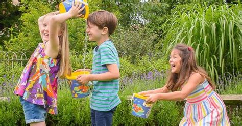 Si buscas juegos y actividades al aire libre para animar a toda la familia a salir y jugar, explora nuestra tienda de deportes y aire libre, donde encontrarás juguetes para montar, burbujas, piscinas infantiles, carpas de juegos, sets de juegos, blasters nerf, juguetes voladores y más. COLECCIÓN DE JUEGOS: Juegos con un cubo o balde