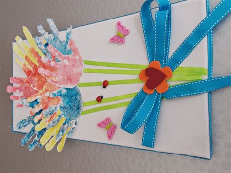 À cette occasion, les enfants offrent des cadeaux à leur mère, des gâteaux, des fleurs ou des objets qu'ils ont confectionnés à l'école ou à la maison. ACTIVITES MANUELLES ET ART PLASTIQUE: FETE DES MERES 2015