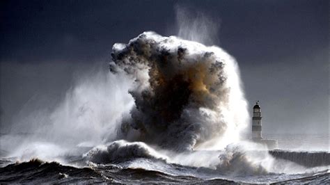 Uk Lighthouse Feels Wrath Of North Sea During Windstorm Komo