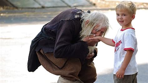 رجل عجوز يبلغ من العمر 98 عاما كل يوم يمشى 10 كيلومترات لطلب المال وفي