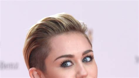 Makeup Idea To Steal From Miley Cyrus Gray Eyeliner With Bold Lipstick