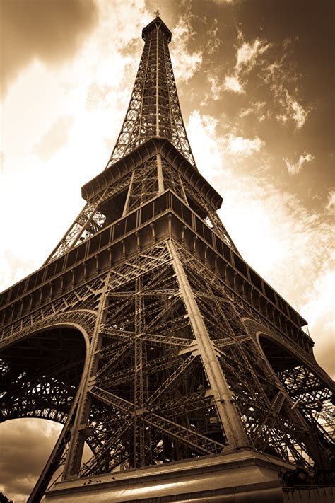 Foto Torre Eiffel Desde Abajo La Torre Eiffel Es Hoy Uno De Los