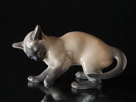Siamese Cat Playing Royal Copenhagen Figurine No 2872 No R2872