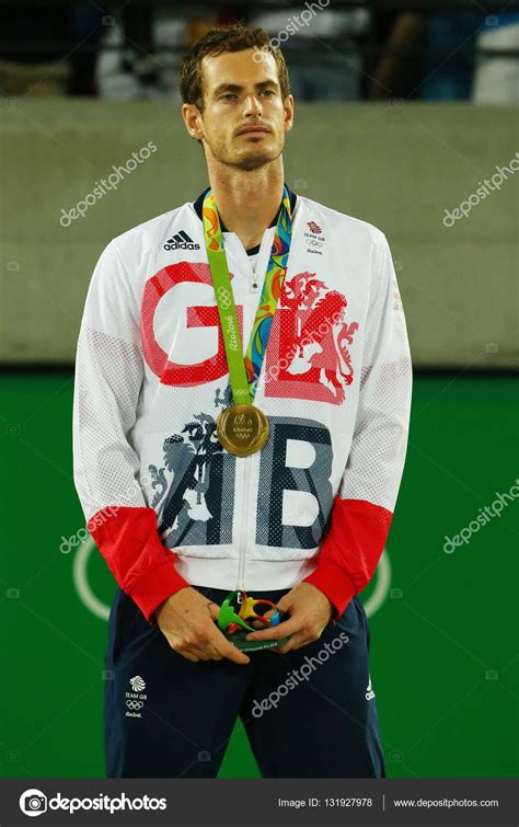 Hoisted up by his teammates after winning. Olympisch kampioen Andy Murray van Groot-Brittannië ...