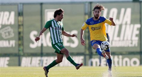 (ɨ)ʃtuˈɾiɫ ˈpɾajɐ), commonly known as estoril, is a portuguese sports club from estoril, cascais, lisbon. Estoril Praia vence Rio Ave e segue para os "quartos" da Taça