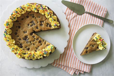 How To Make A Mrs Fields Style Cookie Cake In 2020 Desserts Mrs