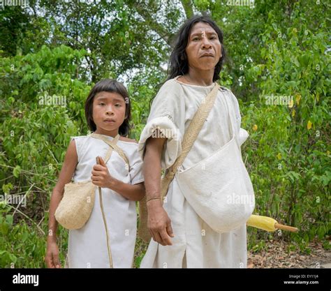 Padre E Hijo Indígenas Cogui Pose En La Guajira Colombia Fotografía De