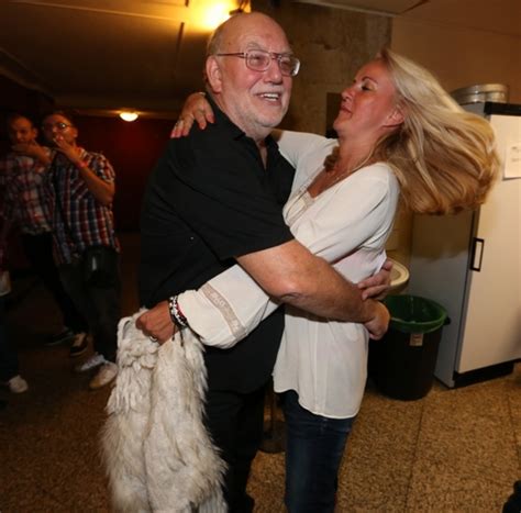 Letos jan nedvěd (73) s mladší manželkou pavlínkou (37.: Bratři Nedvědi ohlásili konec kariéry: Je čas skončit ...