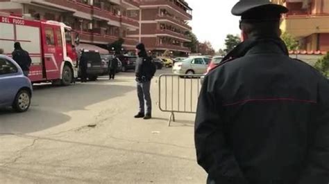 Latina Carabiniere Spara A Moglie Uccide Le Due Figlie E Si Suicida L