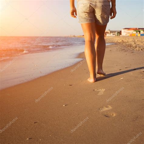 Arriba Foto Mujeres Caminando En La Playa Mirada Tensa