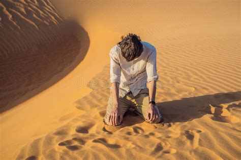 Hombre Agotado En El Desierto Apatía Fatiga Agotamiento Trastornos
