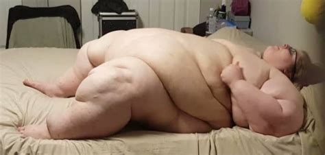 ssbbw big fat girl lying in bed 1 pics xhamster