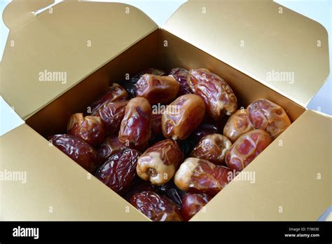 Dates Box Fruit Hi Res Stock Photography And Images Alamy