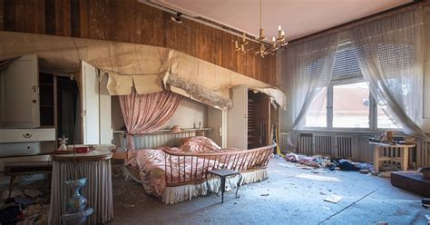 15 photos of abandoned bedrooms i found while exploring