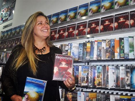 G Ex Ronaldinha Lan A Dvds Em Livraria De Peru Be E Se Diz Aliviada Nasceu Not Cias Em