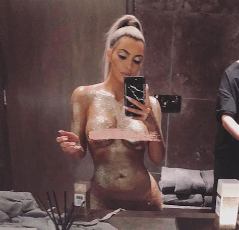 Kim Kardashian posa nua rasura estratégica em foto de bastidor de