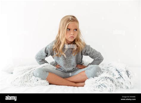 Photo De Petite Fille En Colère Avec Les Mains Sur Sa Taille Assis Les