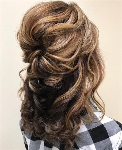 Voluminous Wavy Half Up Hairstyle Mother Of The Groom Hairstyles Mother Of The Bride Hair